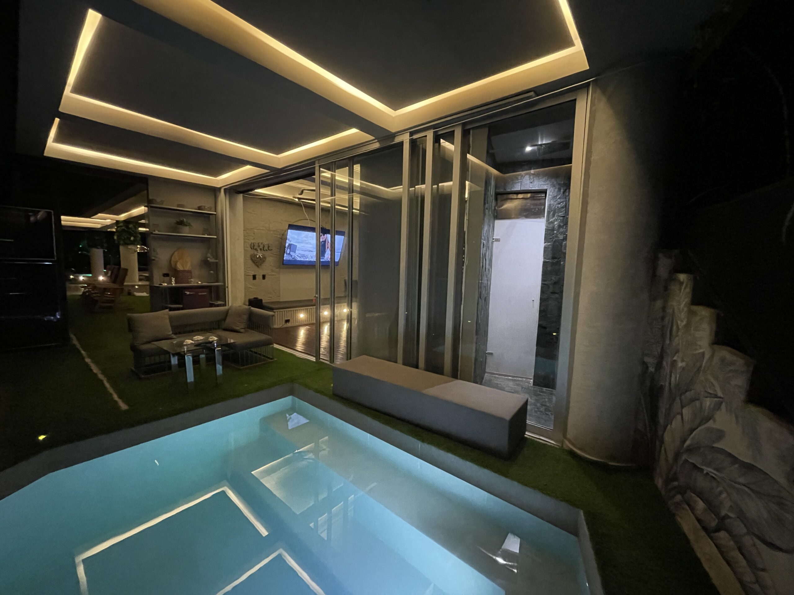 Pool Suite